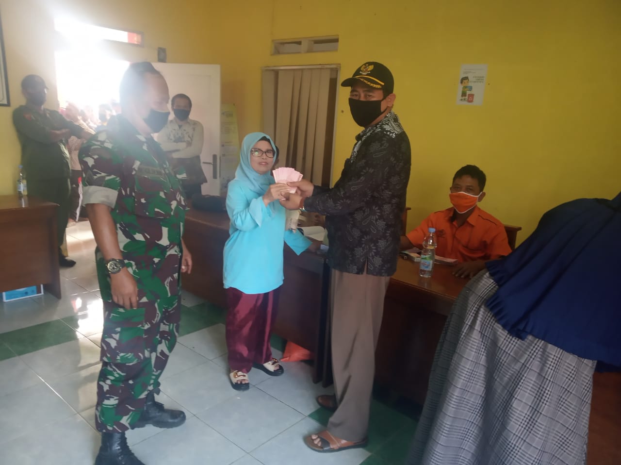 Pemdes Lebaksari Kecamatan Parakansalak, Gulirkan BST Kabupaten